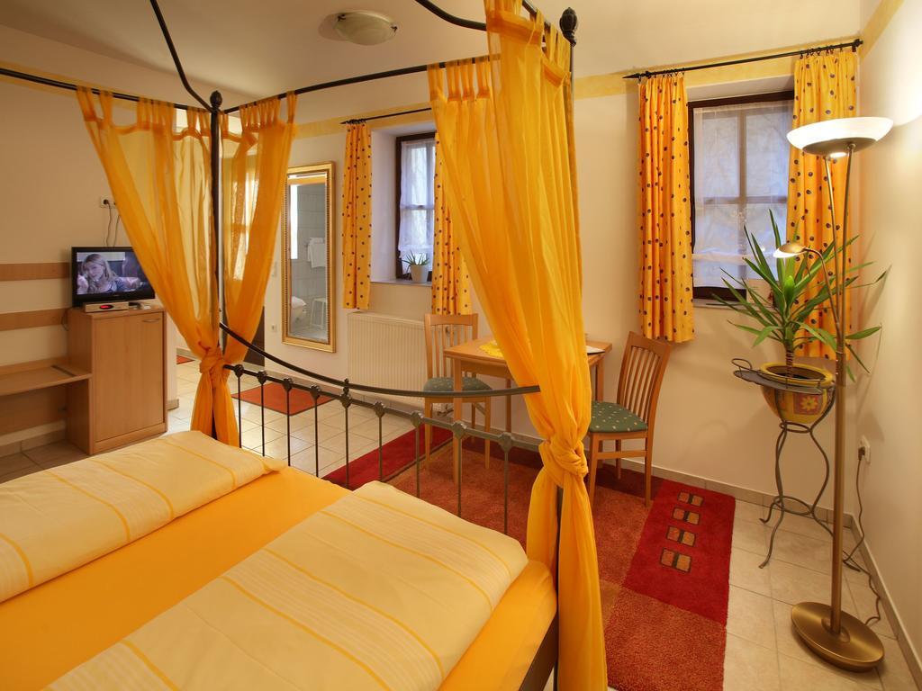 Worners Schloss Weingut & Wellness-Hotel Prichsenstadt Eksteriør billede